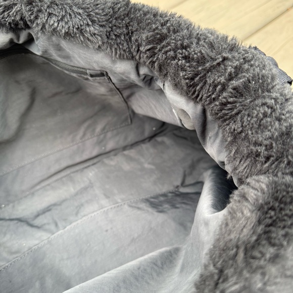 Nike Sportswear Faux Fur 10L tote bag in black - Picture 13 of 16